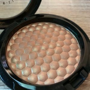 MAC Highlight Powder in Golden Nectar